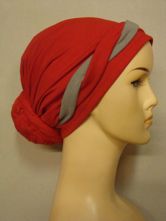Czerwony turban z czerwono-beżową plecioną dekoracją