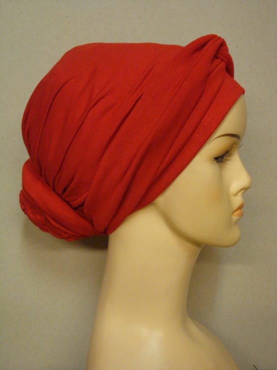 Czerwony turban z dekoracją