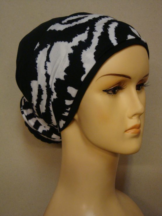 Czarny turban z biało-czarną dekoracją