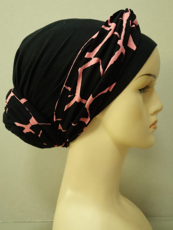 Czarny turban z dekoracją w różowe wzory