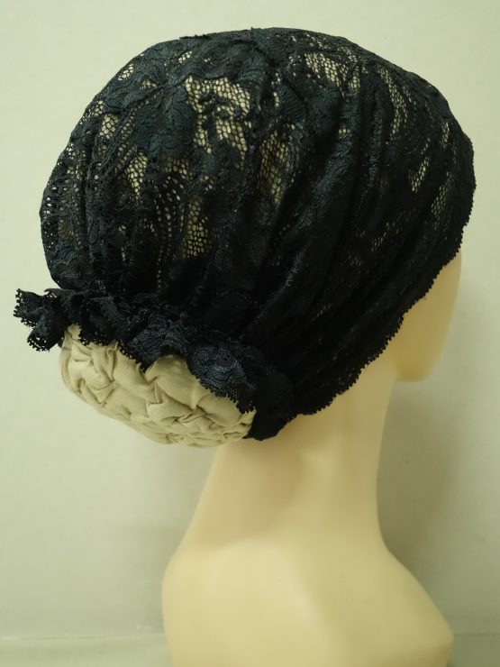 Beżowy turban wykończony kwiecistą czarną koronką