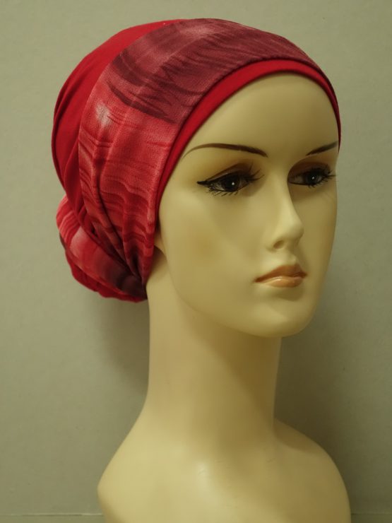 Czerwony turban z bordową dekoracją