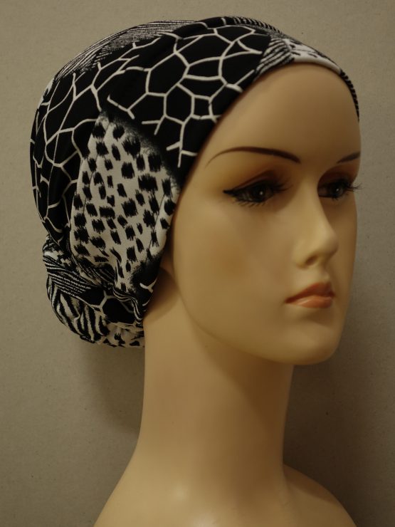 Biały turban w czarne wzory