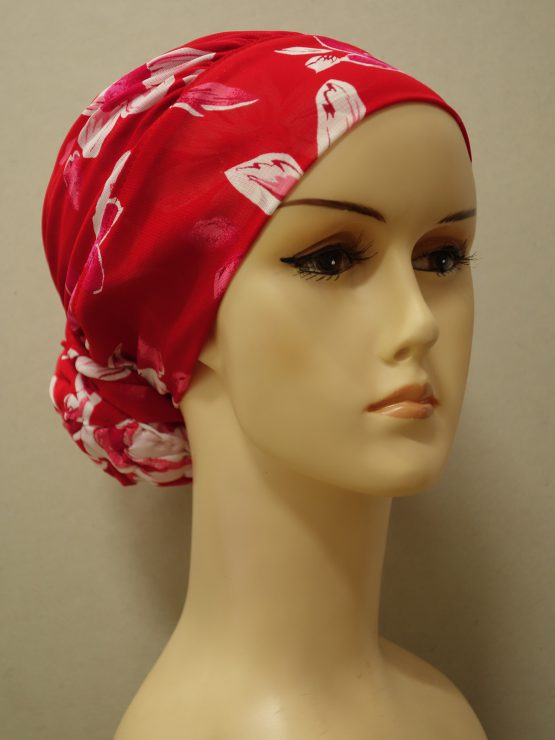 Czerwony drapowany turban w kwiaty