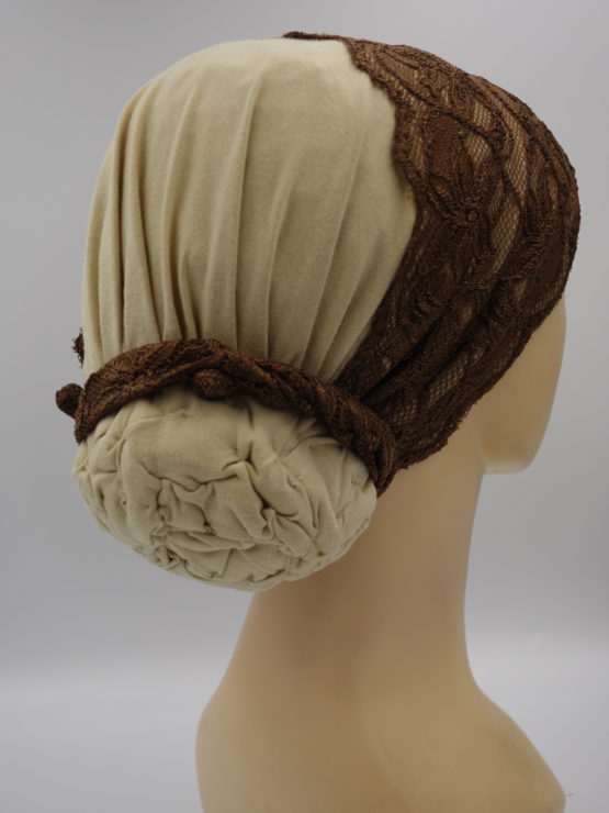 Beżowy turban wykończony koronką