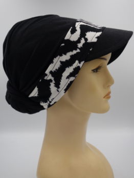 Czarny turban z daszkiem ze wzorzystym rantem
