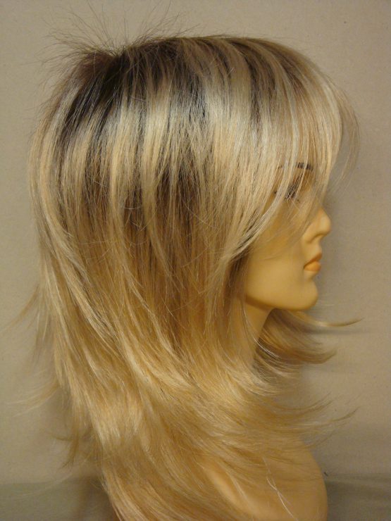 Półdługa peruka w kolorze blond