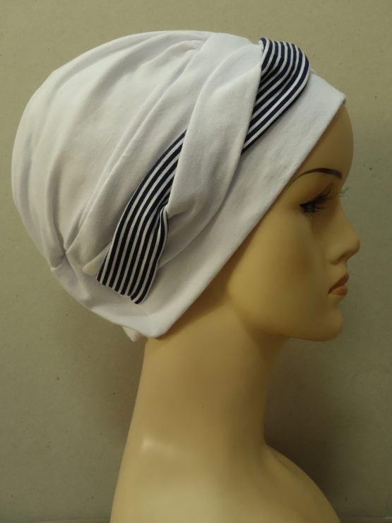Biała modna czapka z dekoracją w paski