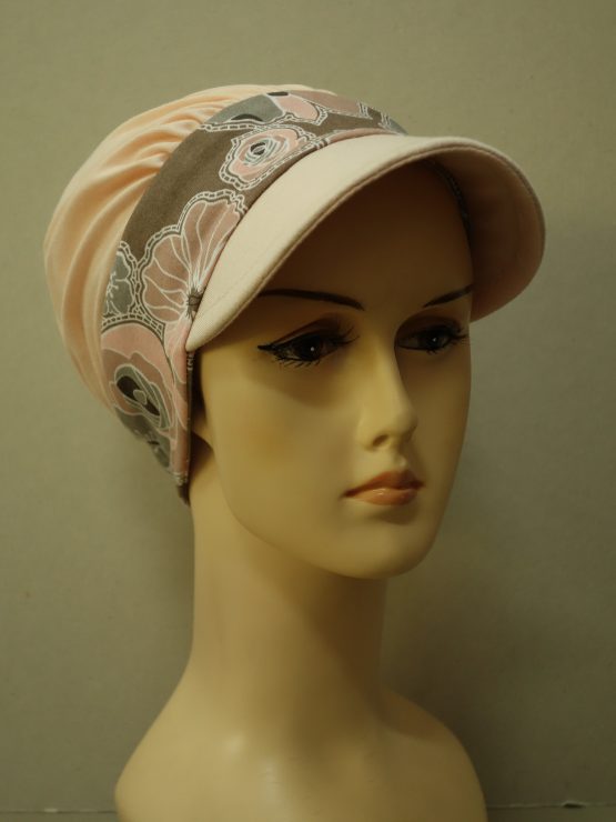 Brzoskwiniowa modna czapka z daszkiem z rantem w kwiaty