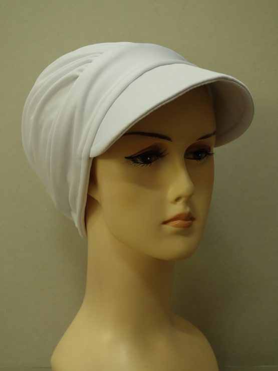 Biała modna czapka z daszkiem