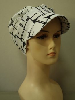 Biała modna czapka z daszkiem we wzory