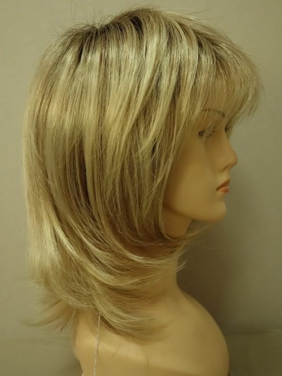 Półdługa peruka jasny blond na ciemniejszej podstawie
