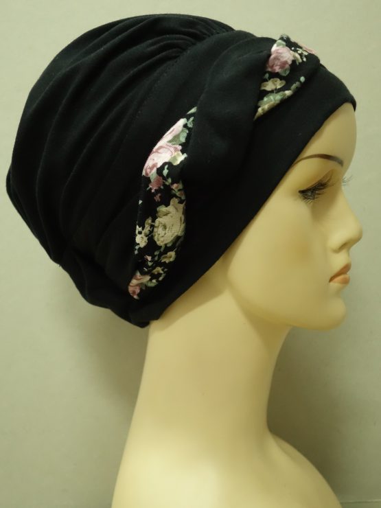 Czarna modna czapka z plecioną dekoracją w kwiaty