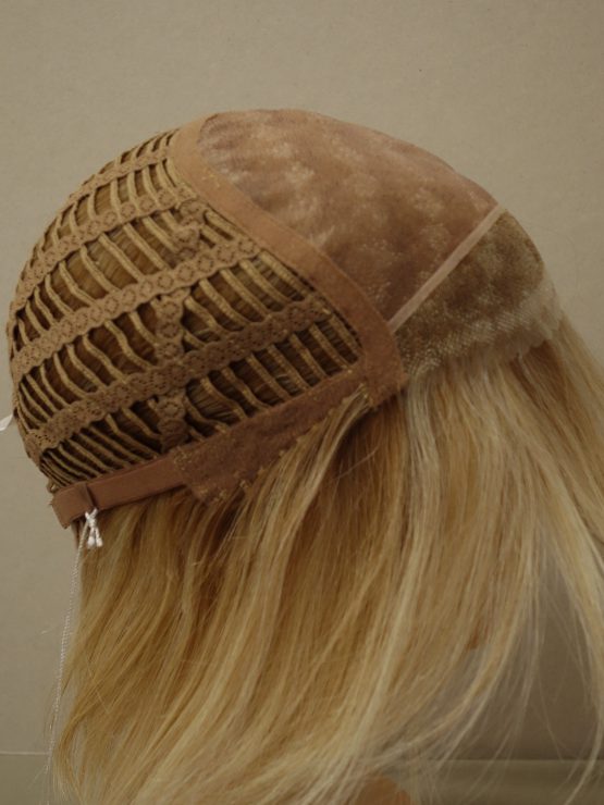 Krótka peruka naturalna blond z refleksami