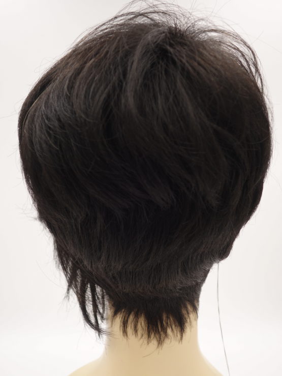 Krótka naturalna peruka w kolorze czarnym