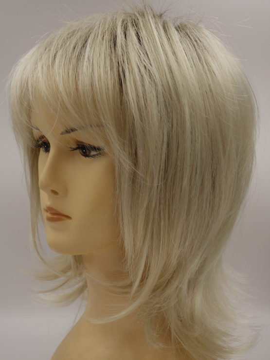 Półdługa peruka jasny blond na ciemniejszej podstawie