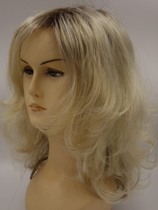 Półdługa peruka blond na ciemniejszej podstawie, kręcona