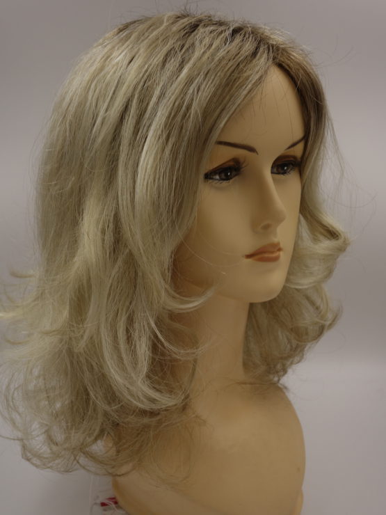 Półdługa peruka blond na ciemniejszej podstawie, kręcona