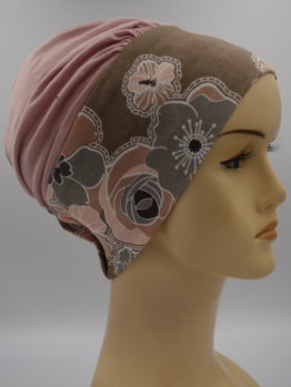 Różowa modna czapka z rantem w kwiaty