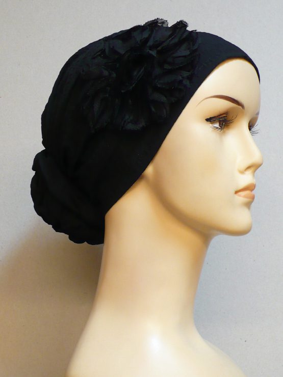 Czarny turban z kwiatem