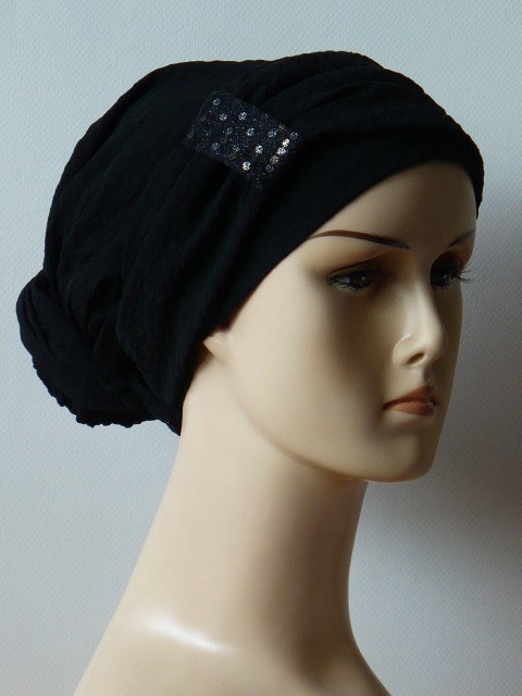 Czarny turban z drapowaną opaską
