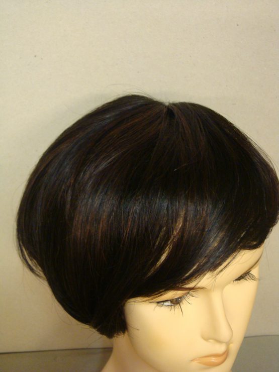 Krótka naturalna peruka w kolorze czarnym z jaśniejszymi refleksami