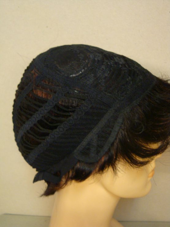 Krótka naturalna peruka w kolorze czarnym z jaśniejszymi refleksami
