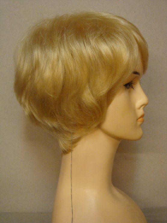 Krótka naturalna peruka w kolorze jasnego blondu