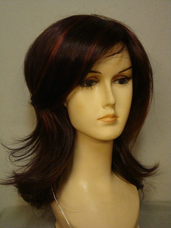 Półdługa peruka w kolorze rubinowym z refleksami