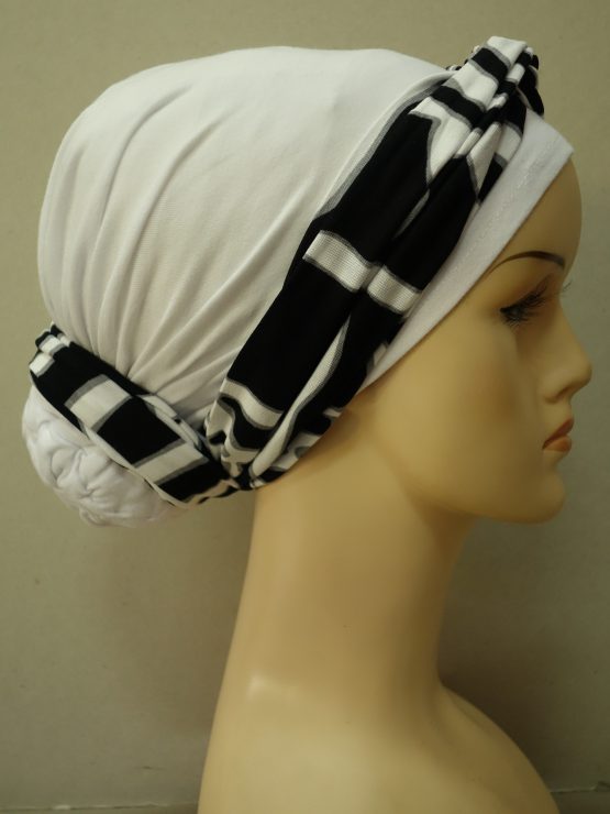 Biały turban z biało-czarną dekoracją