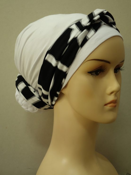 Biały turban z biało-czarną dekoracją