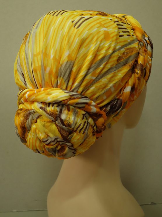 Słoneczny turban z plecioną dekoracją