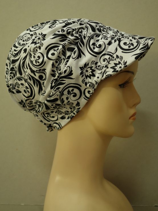 Biała modna czapka z daszkiem w czarne wzory