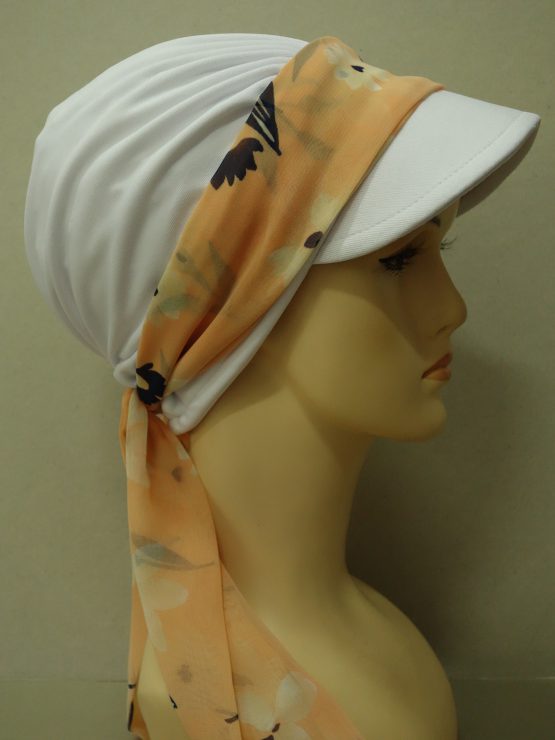 Biała modna czapka z daszkiem z kolorową dekoracją