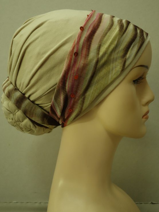 Beżowy turban z kolorową dekoracją