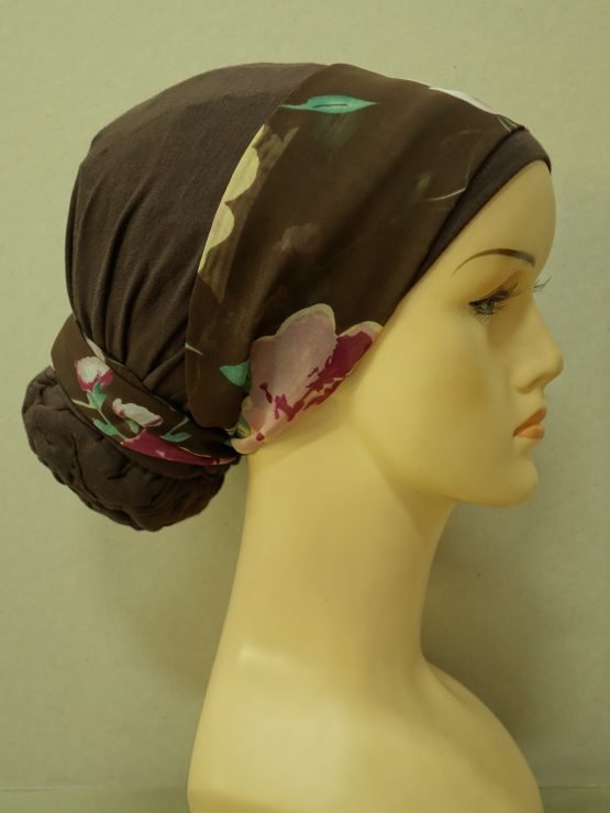 Brązowy turban z dekoracją w kwiaty
