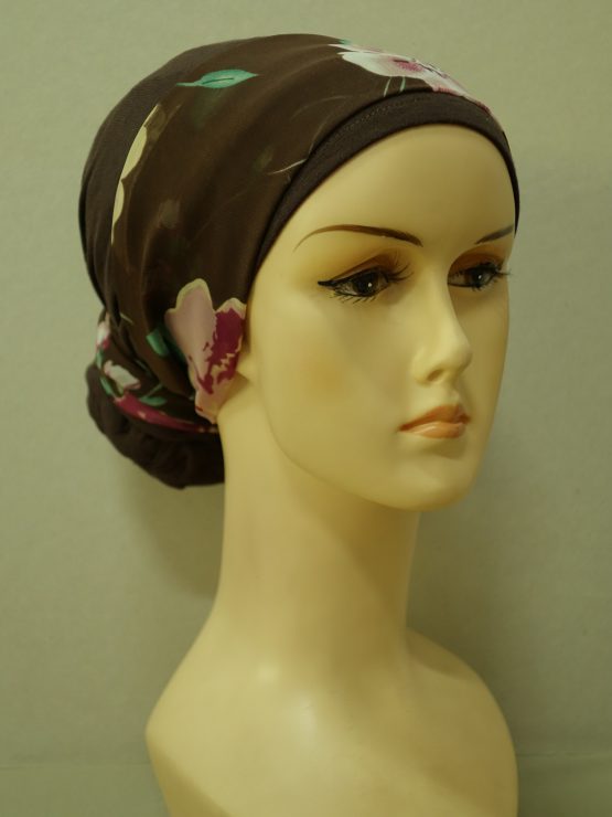 Brązowy turban z dekoracją w kwiaty