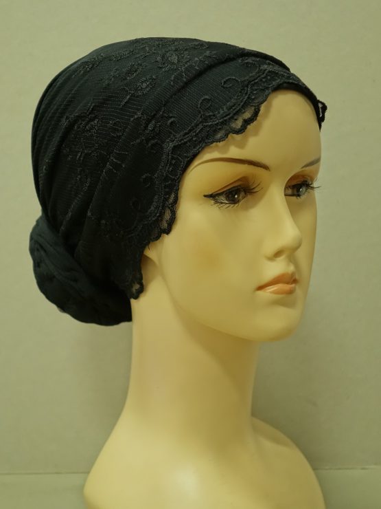 Czarny turban z koronkowym wykończeniem