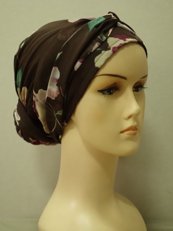 Brązowy turban w kwiaty