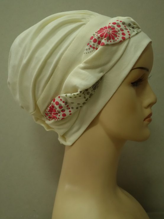Ecru modna czapka z plecioną dekoracją we wzory