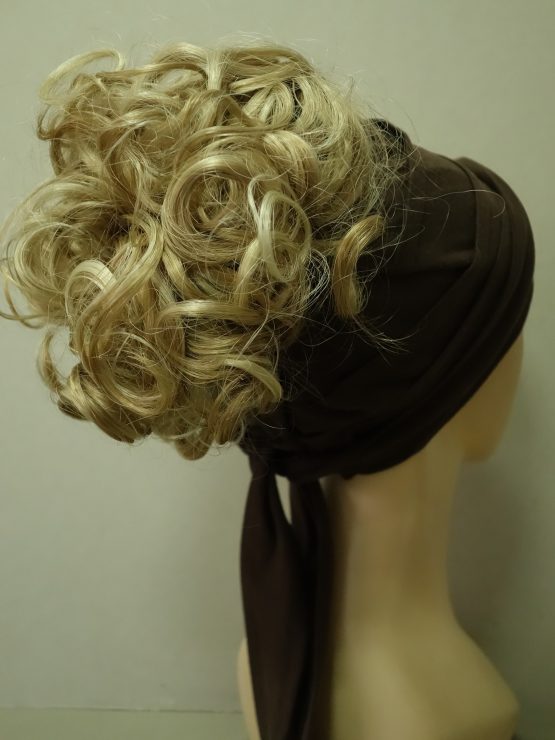 Włosy na opasce - kręcone blond