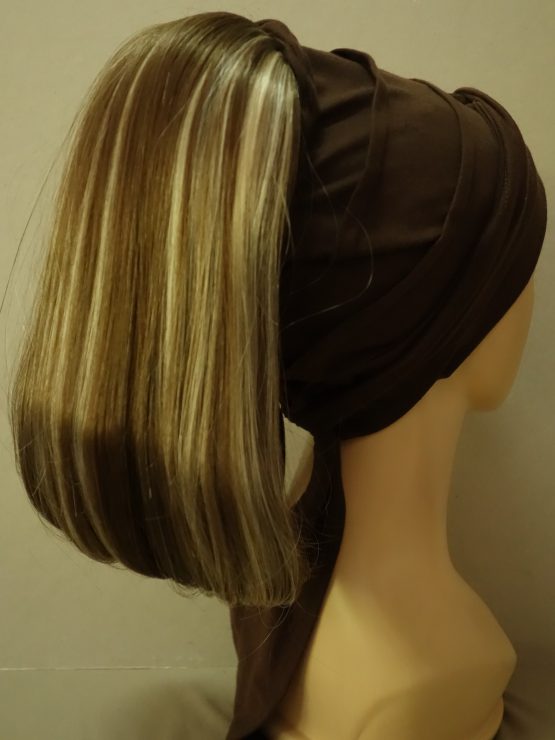 Włosy na opasce - proste ciemny blond z pasemkami