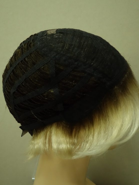 Krótka peruka platynowy blond na ciemniejszej podstawie