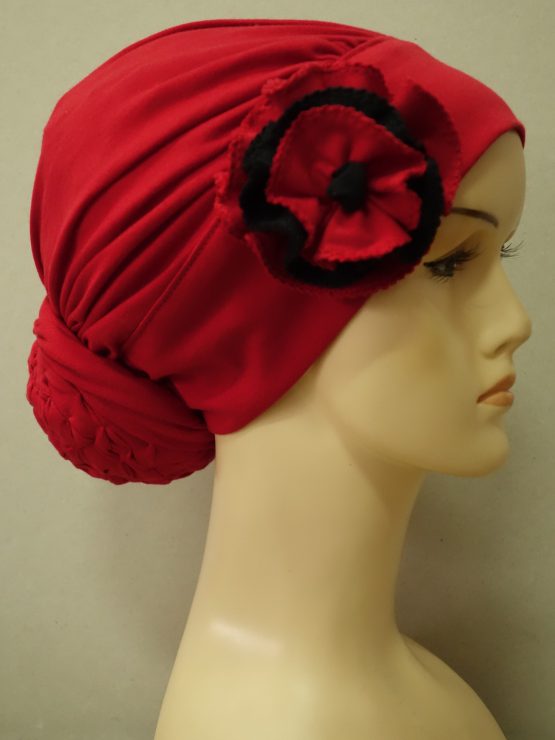 Czerwony turban drapowany z kolorowym kwiatem