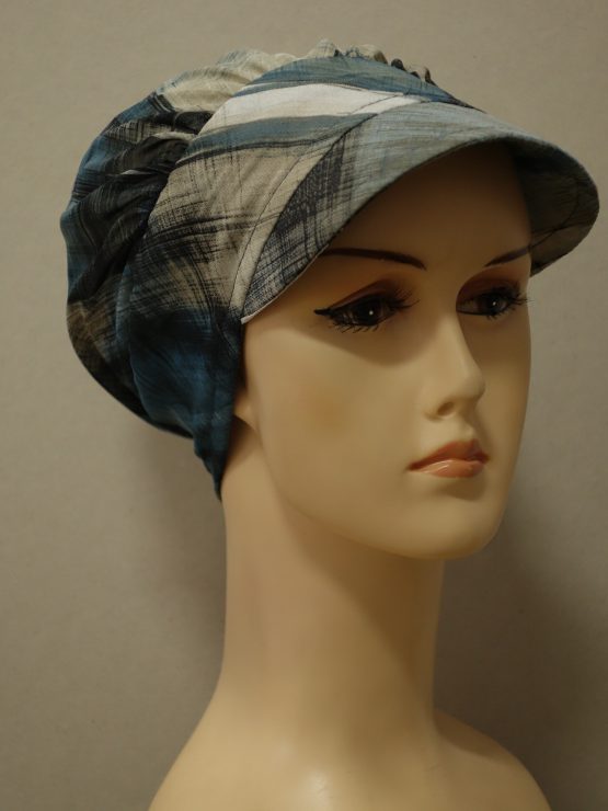 Beżowo-niebieska modna czapka z daszkiem we wzory