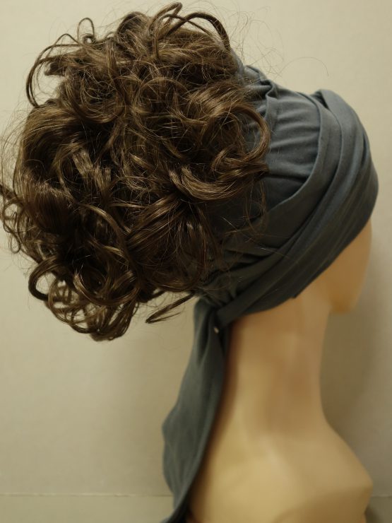 Włosy na opasce - krótkie kręcone szatyn na popielatej opasce