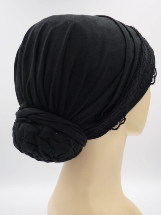 Czarny turban z koronkowym wykończeniem