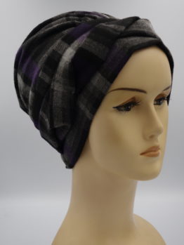 Czarna modna czapka w fioletową kratę
