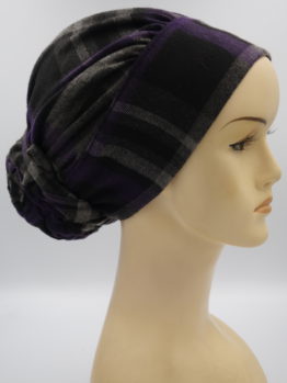 Czarny turban w fioletową kratę