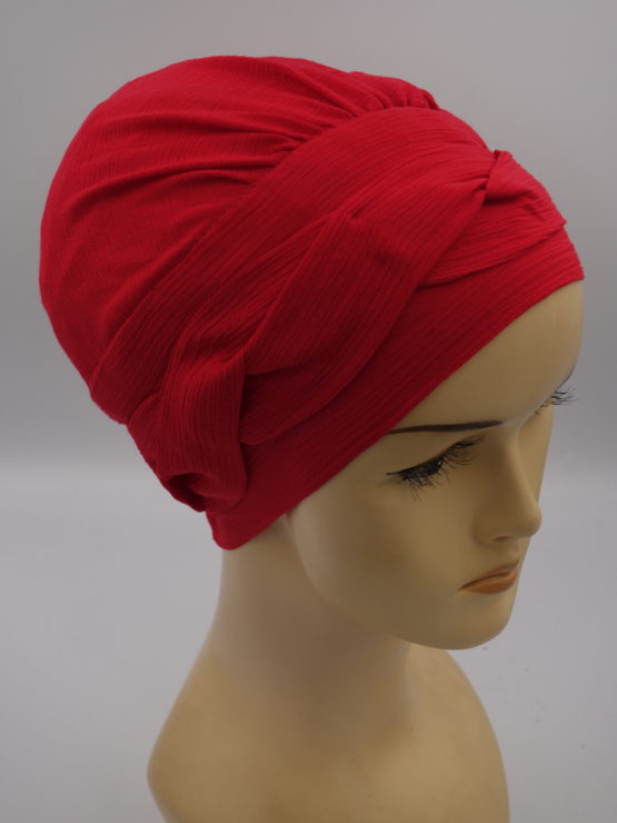 Czerwona modna czapka